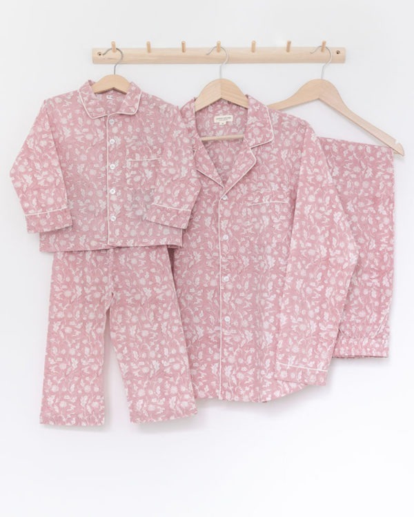Maedchen Pyjama rosa Blumenmuster von 4